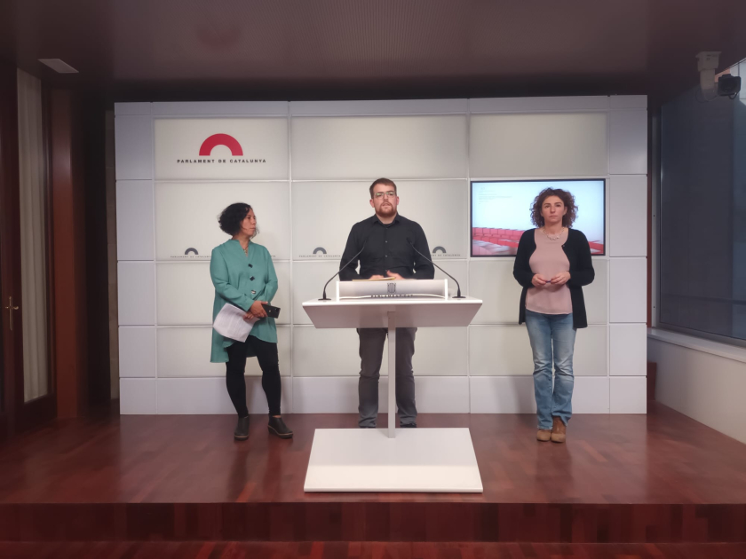  El diputat d'Esquerra Republicana Pau Morales durant la roda de premsa al costat de Montserrat Vinyets, de la CUP, i Susanna Segovia, dels comuns. 