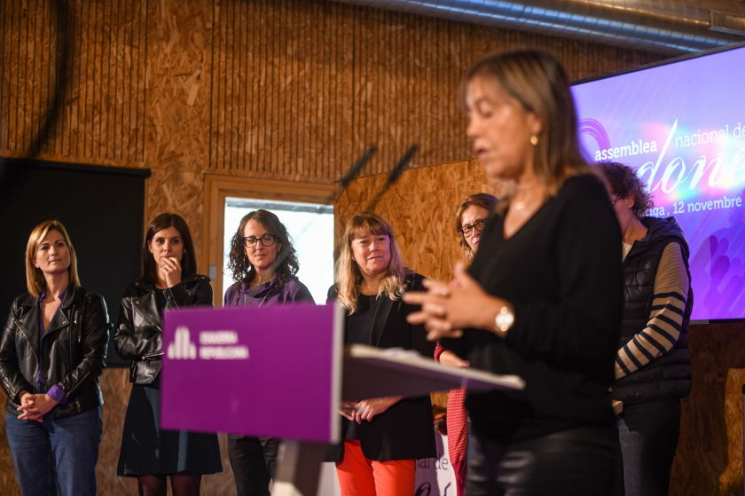  L'exalcaldessa de Montgat, Rosa Funtané, intervé amb diferents dones representants polítiques al fons. MARC PUIG. 