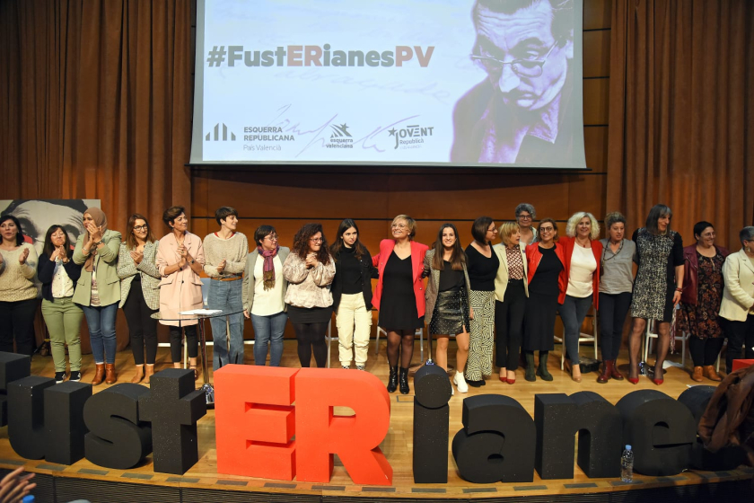  Totes les dones que han participat en l'acte, a l'acabar / Daniel Garcia 