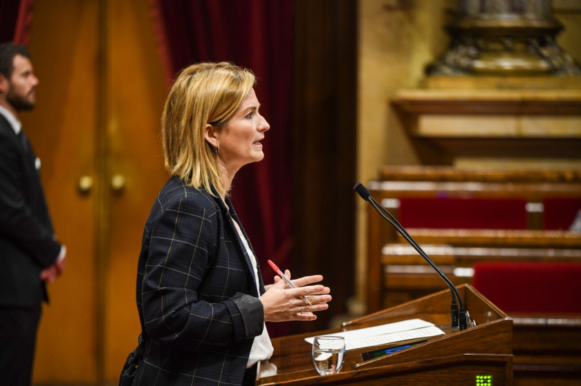  La diputada republicana Raquel Sans durant la seva intervenció al faristol de l'hemicicle. MARC PUIG 