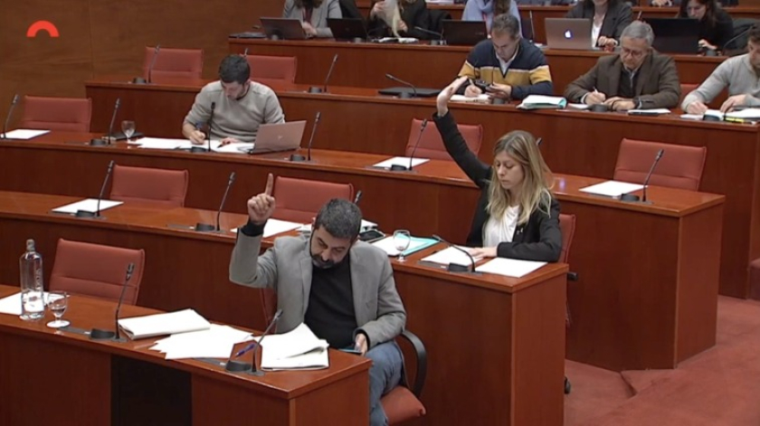  El diputat Chakir El Homrani votant les conclusions de la comissió del model policial al Parlament 