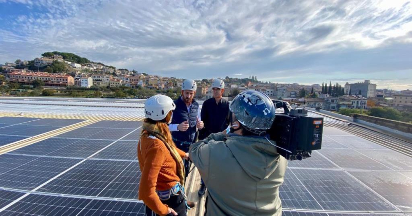  L'alcalde de Caldes de Montbui, Isidre Pineda, presenta la Comunitat Energètica Local des del terrat amb plaques solars d'un edifici municipal. 