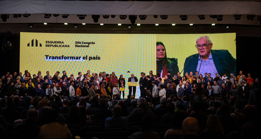  Més d'un centenar de candidats i candidates a les eleccions municipals acompanyen Ernest Maragall durant el Congrés Nacional. MARC PUIG 