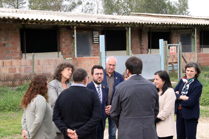  El president Aragonès i la consellera Jordà han visitat una granja que s'acollirà a la mesura de retirar l'amiant de teulades per després instal·lar-hi plaques d'amiant / ACN 