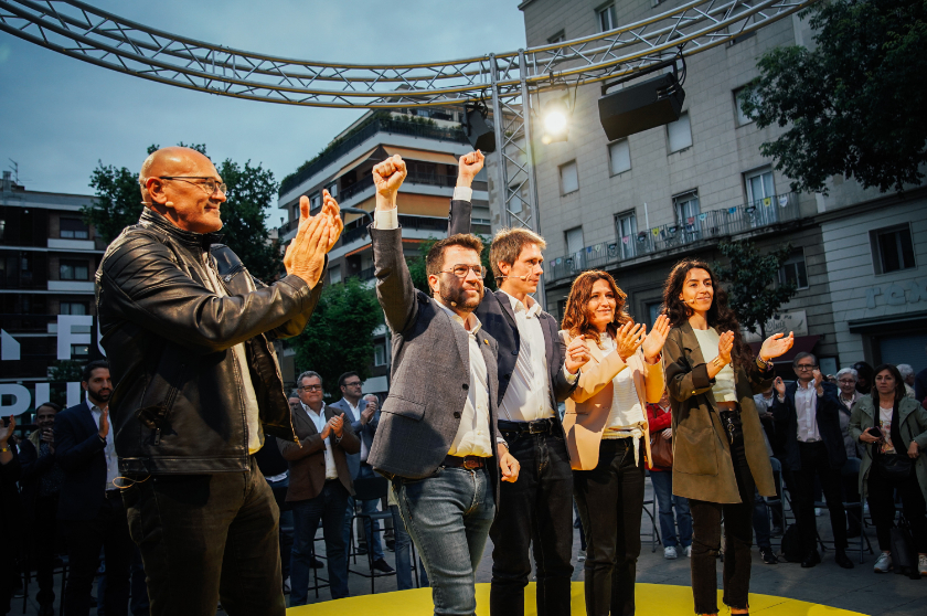  Els participants al míting de campanya a Badalona al finalitzar l'acte / Gerard Magrinyà 