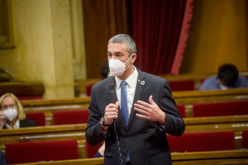  El conseller Solé durant la seva intervenció a la sessió plenària d'aquest dijous / Marc Puig 