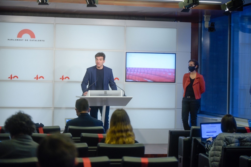  Els republicans Sergi Sabrià i Anna Caula atenent als mitjans de comunicació / Marc Puig 