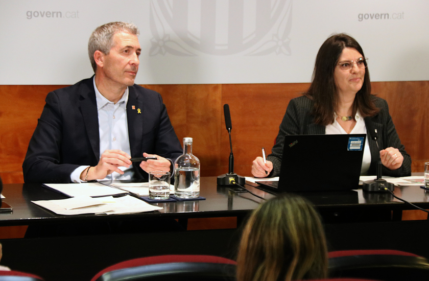  Conseller Gonzàlez-Cambray i la directora general d'Atenció a la Família i Comunitat Educativa, Raquel Garcia en roda de premsa / ACN 