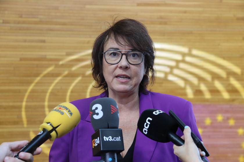  L'eurodiputada Diana Riba atén els mitjans de comunicació / ACN 