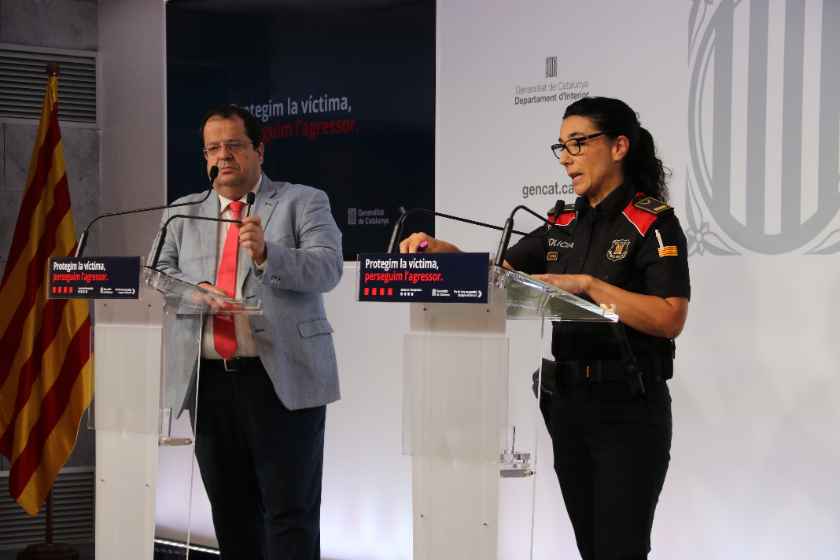 El conseller d'Interior, Joan Ignasi Elena, i la portaveu dels Mossos d'Esquadra, Montserrat Escudé / ACN 