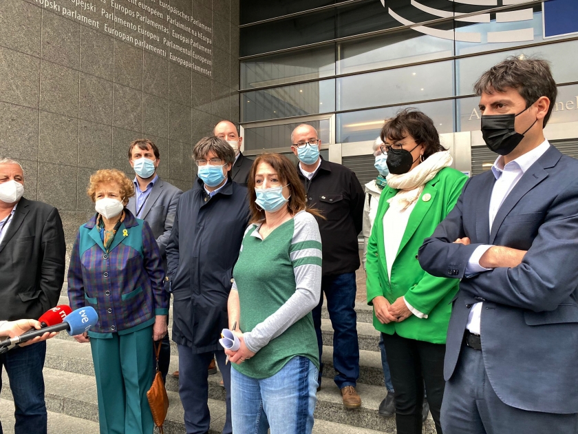  Eurodiputats i eurodiputades i membres de la plataforma Diàleg UE-Catalunya, amb els eurodiputats i eurodiputades d’Esquerra Republicana, Diana Riba i Jordi Solé, davant del Parlament Europeu durant la presentació de la carta enviada al govern espanyol / ACN 