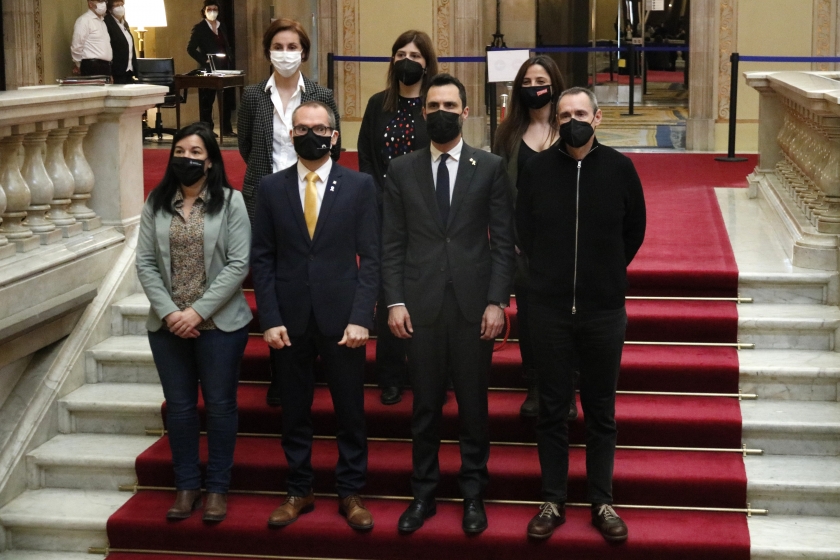  El president del Parlament, Roger Torrent, el vicepresident, Josep Costa, i els membres de la mesa de l'anterior legislatura Eusebi Campdepadrós i Adriana Delgado, a les escales de la cambra amb portaveus d'Esquerra Republicana, Junts per Catalunya i la CUP el 3 de març del 2021 / ACN 