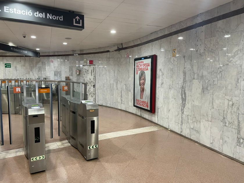  Cartell electoral a l’estació de Rodalies a Terrassa 