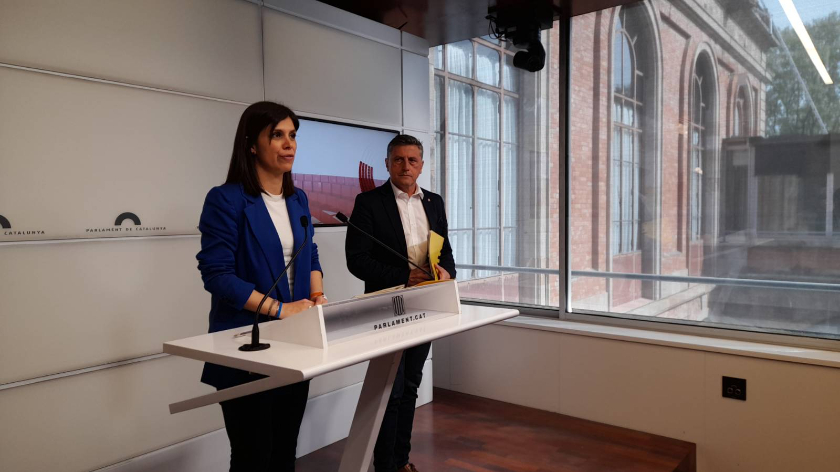  La portaveu parlamentària, Marta Vilalta, i el portaveu adjunt, Jordi Orobitg, han explicat la proposta dels republicans en roda de premsa. 