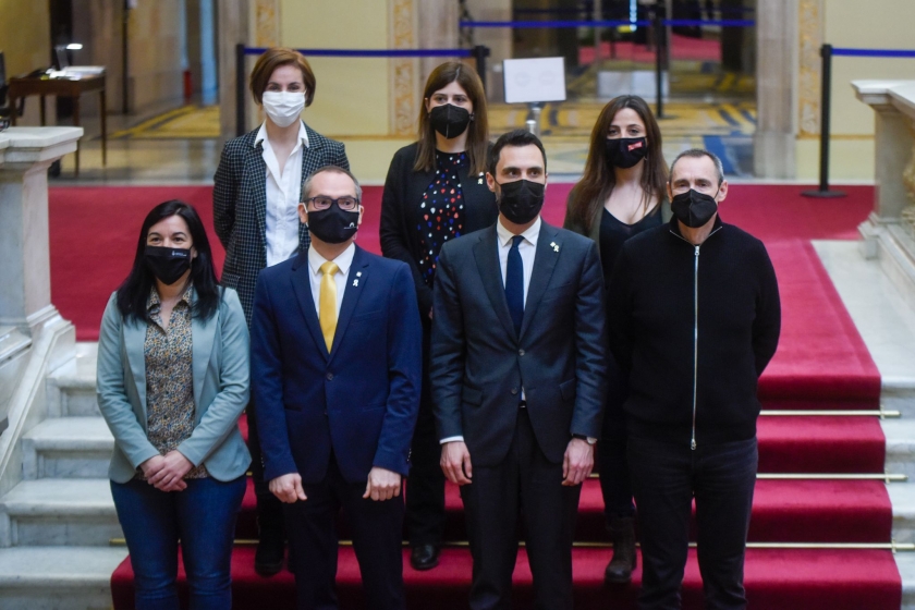  Els membres de la mesa acompanyats de les diputades dels grups independentistes que han presentat la proposta de resolució / Marc Puig 
