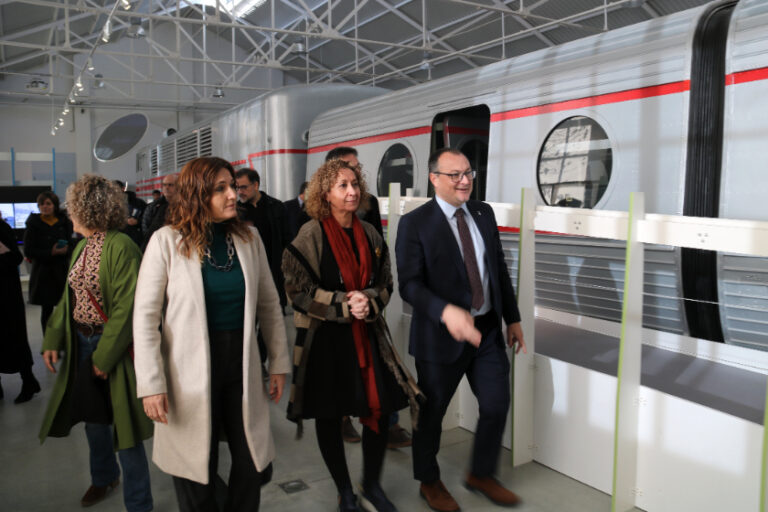 Les conselleres del Govern Laura Vilagrà i Ester Capella han visitat el Museu del Ferrocarril de Vilanova i la Geltrú amb l'alcalde del municipi