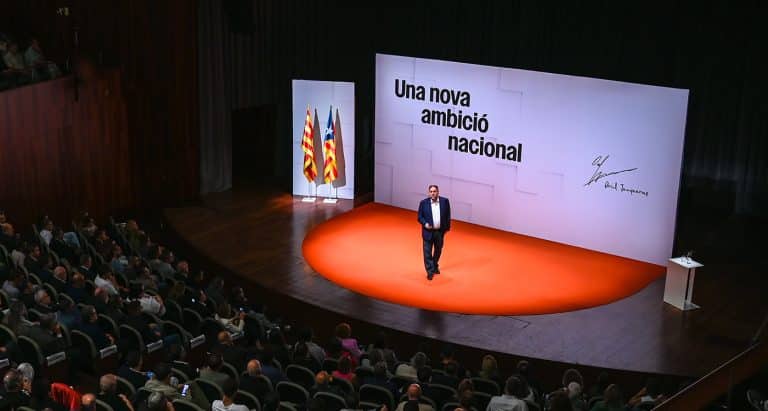 Vista de l'escenari de la conferència d'Oriol Junqueras