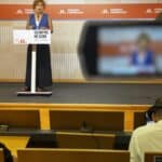 Elisenda Alamany al faristol de la sala de premsa de la Seu Nacional d'Esquerra