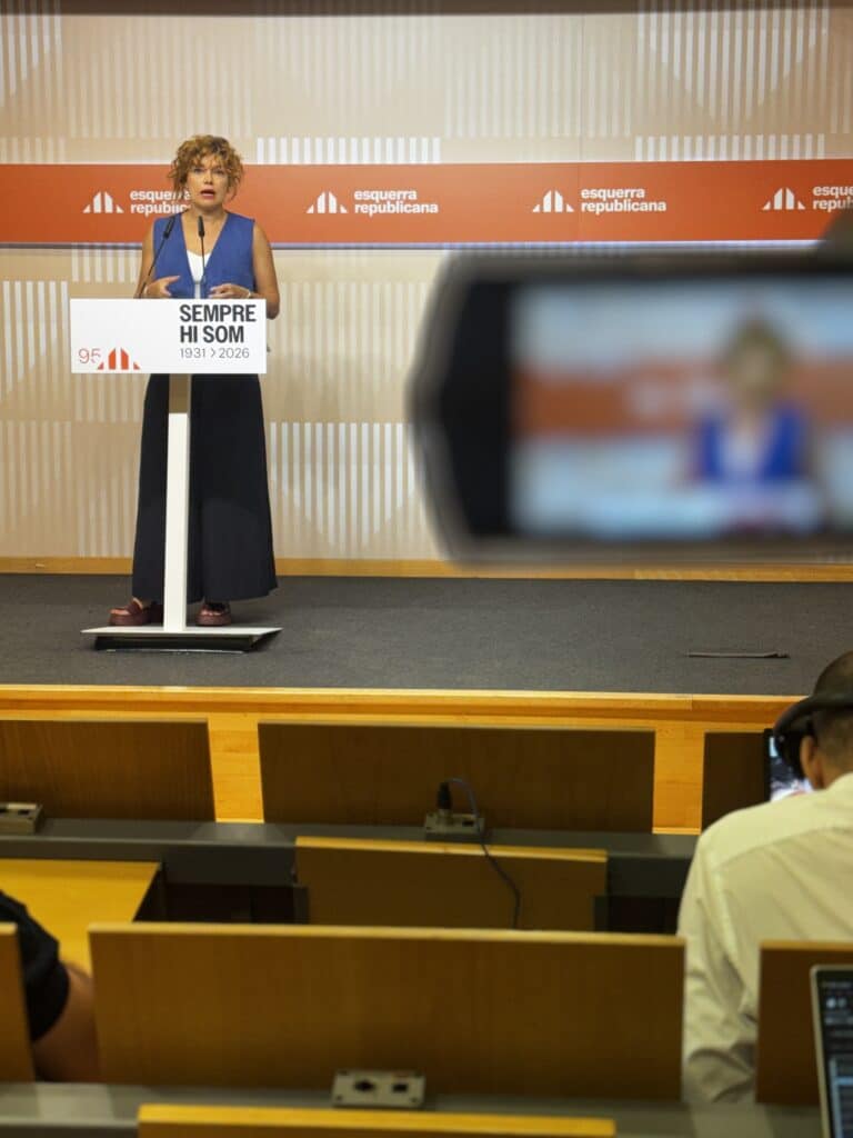 Elisenda Alamany al faristol de la sala de premsa de la Seu Nacional d'Esquerra