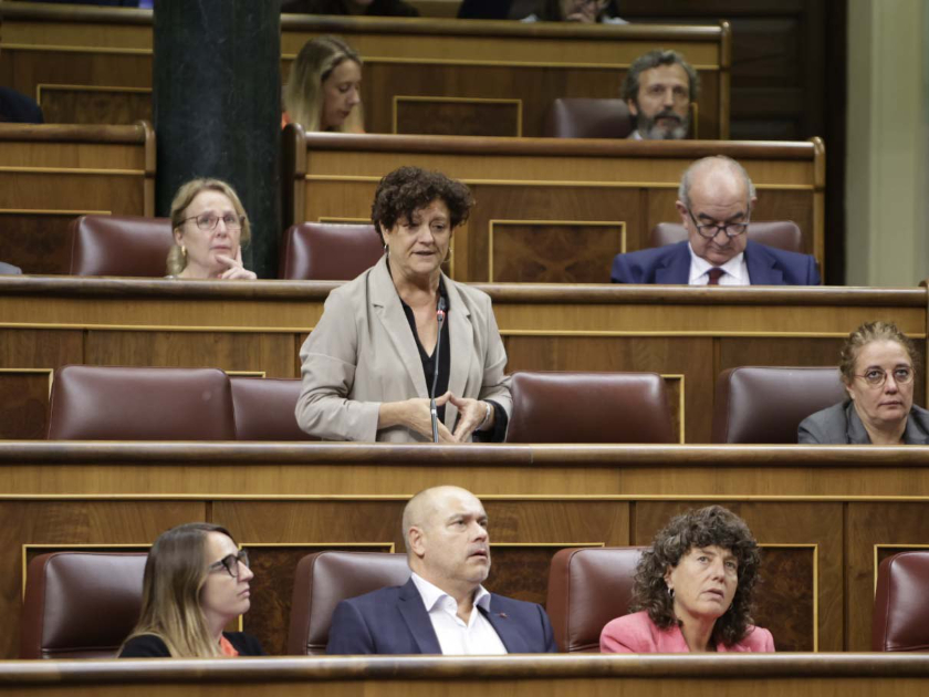  Pilar Vallugera durant la pregunta a la ministra de vivienda 