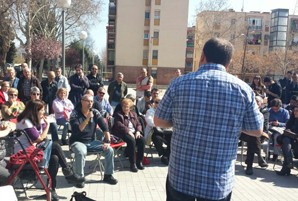   Junqueras conversa amb veïns del Bon Pastor sobre la força del seu vot i la majoria social que necessita el país  
