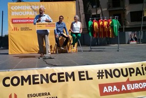   A les Illes s'estan carregant la llengua, la cultura i l'escola en català  