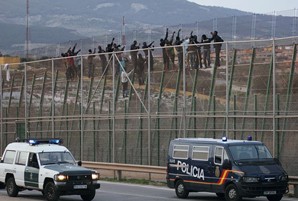   El govern espanyol vol legalitzar la il·legalitat, amb l'expulsió en calent d'immigrants  