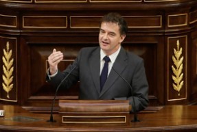   Bosch demana que 'facin fora dels terrenys de les antigues casernes de Sant Andreu als legionarios'  