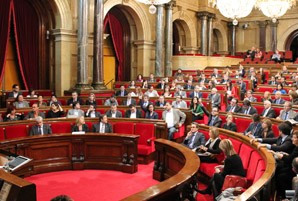   ERC demana que el Parlament permeti delegar el vot per paternitat i malaltia greu  