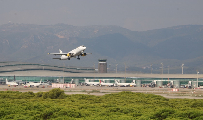 Un avió enlairant-se des de la T-1 de l'Aeroportdel Prat, el setembre del 2021. ACN