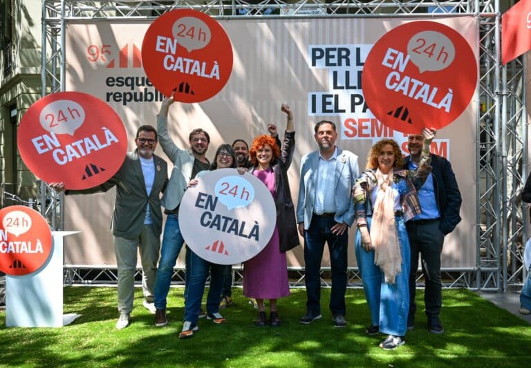 Alguns dels representants d'ERC a la paradeta de Sant Jordi a Barcelona
