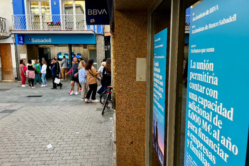  Una oficina del BBVA davant d'una del Banc Sabadell. ACN 