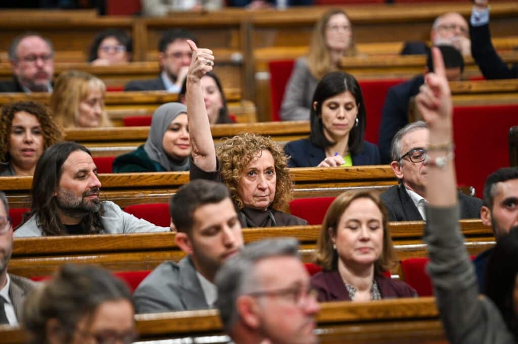 La nova llei ha rebut el suport d'Esquerra Republicana, el PSC i els comuns, després de l'acord a tres bandes que va fer possible tirar-la endavant.