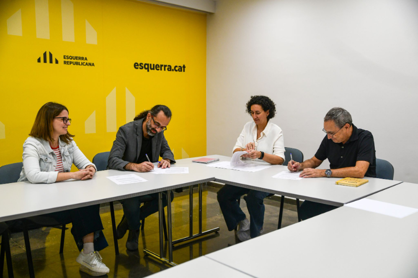  La signatura de l'acord, aquest dilluns a Barcelona. MARC PUIG 