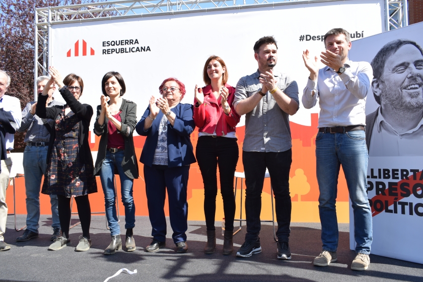  Carolina Telechea, Gabriel Rufián i Anna Surra al costat de Xavier Corbera, candidat republicà a l'alcaldia de Rubí 