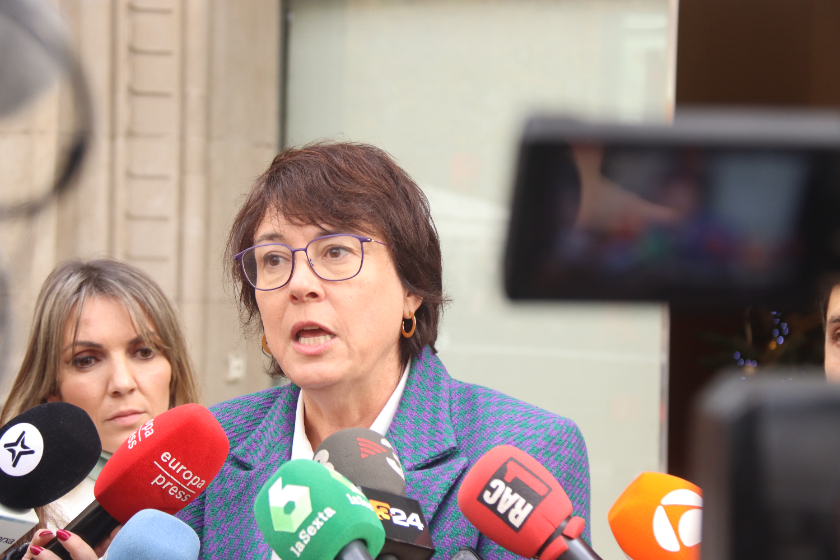  Diana Riba, durant la seva atenció als mitjans de comunicació avui a Barcelona / ACN 