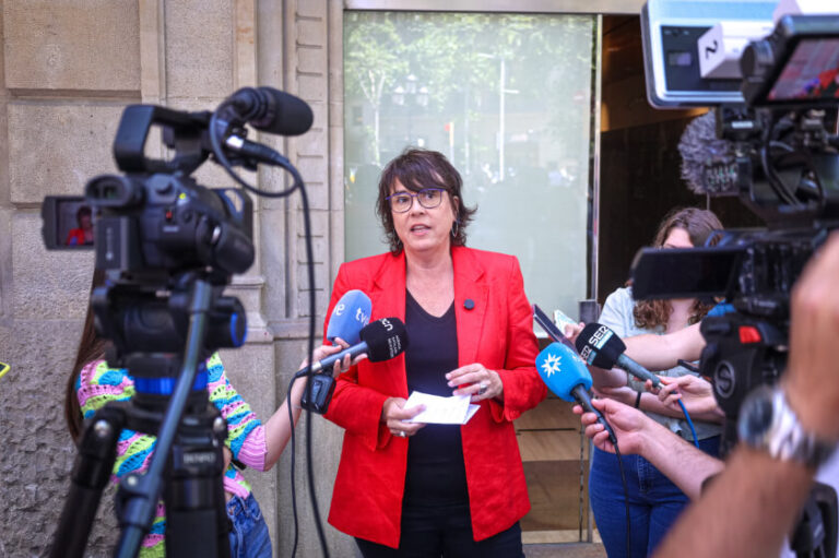 Diana RIba atenent a la premsa
