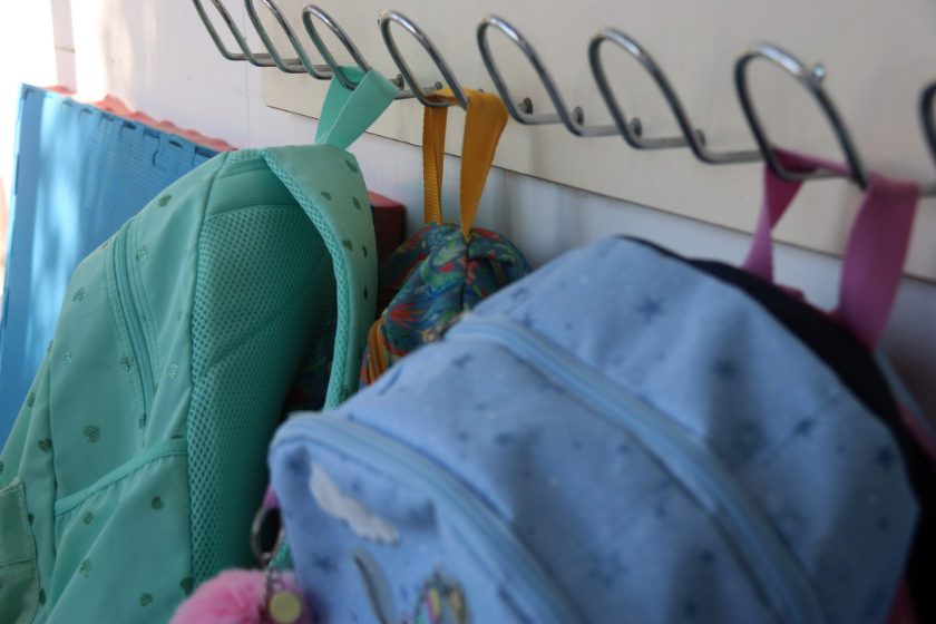 Unes motxilles d'alumnes a l'escola de Cornellà de Terri. ACN