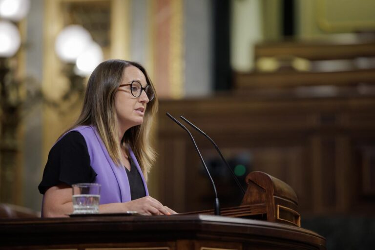 La diputada Etna Estrems durant el ple del Congrés