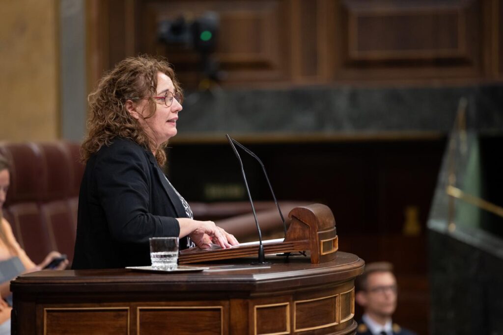 La diputada Ines Granollers al Congrés durant el debat del Reial decret de mesures de l'Iran
