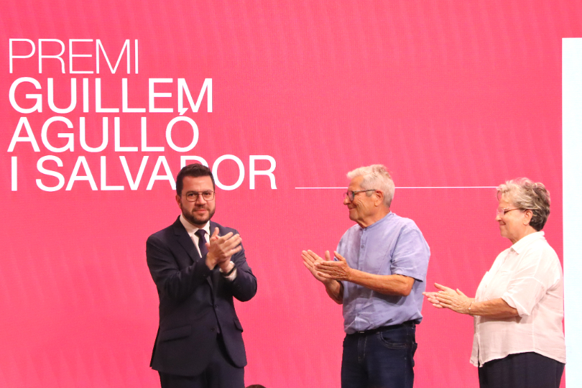  Els pares de Guillem Agulló i el president Pere Aragonès, en l'entrega del guardó el 2024. ACN 