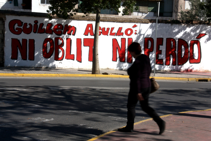  Mural a l'entrada de Burjassot en memòria de Guillem Agulló. ACN 