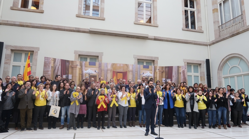  Treballadors, consellers i diputats han demanat entre aplaudiments la llibertat de Carme Forcadell 