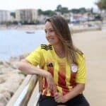 Etna Estrems, diputada al Congrés amb la samarreta de la selecció catalana.