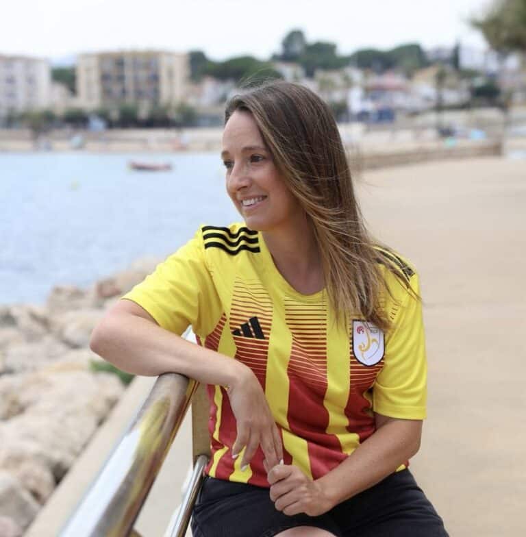 Etna Estrems, diputada al Congrés amb la samarreta de la selecció catalana.