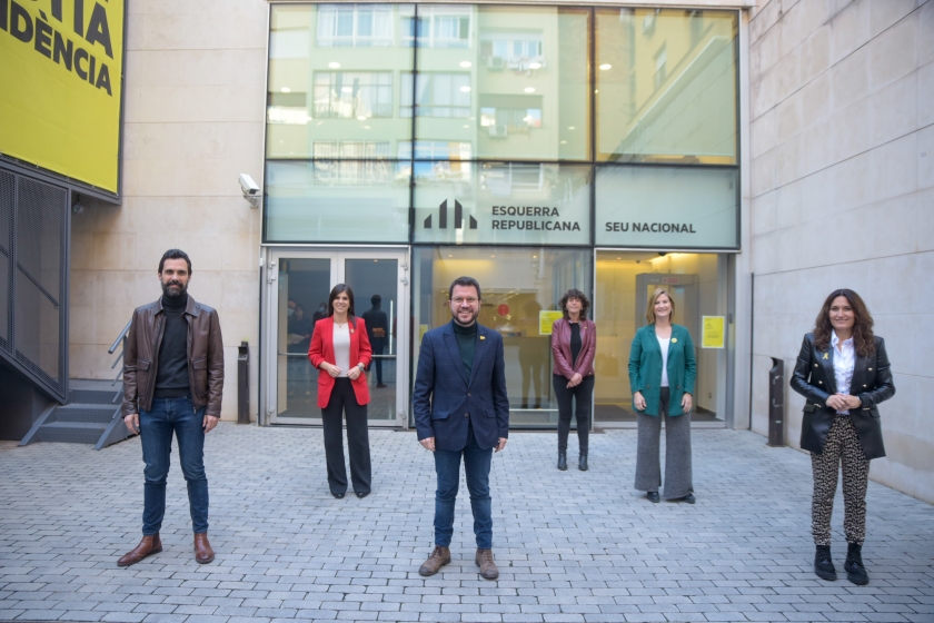  El cap de llista, Pere Aragonès, acompanyat per Raquel Sans (Tarragona), Teresa Jordà (Girona), Marta Vilalta (Lleida) i per la número 2 per Barcelona, Laura Vilagrà, i el número 3, Roger Torrent 