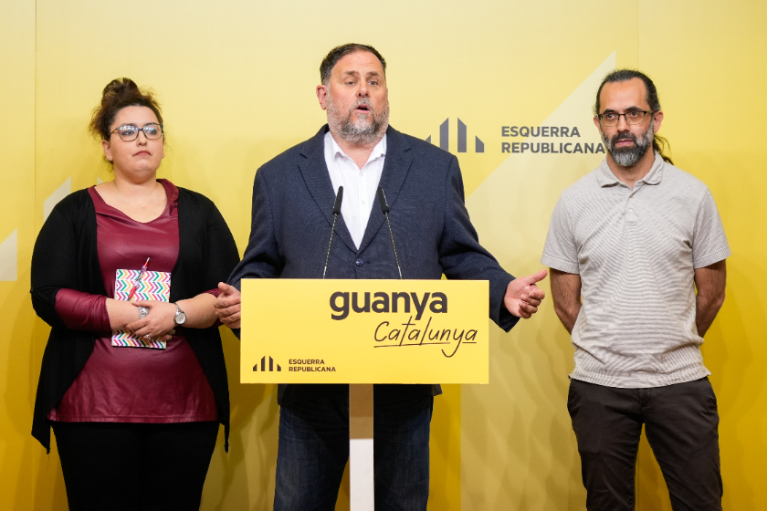  Oriol Junqueras, Yasmina Sánchez Oussedik i el secretari general de Comunistes, Héctor Sánchez, aquest dilluns. GERARD MAGRINYÀ 