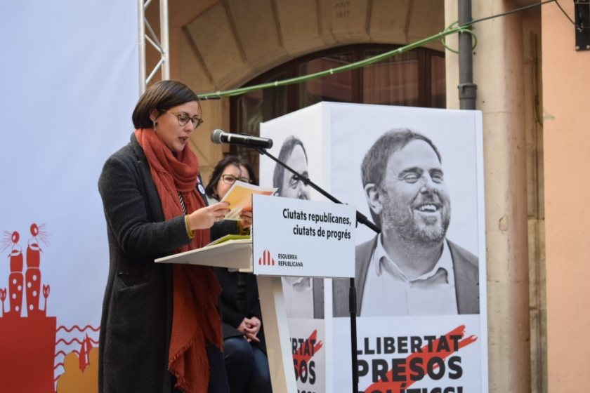  La diputada Jenn Díaz llegeix una carta de la Carme Forcadell durant l'acte a Cambrils 