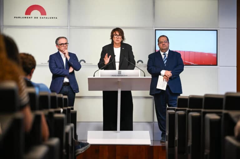 D'esquerra a dreta; Josep Maria Jové, Diana Riba i Joan Ignasi Elena anunciant el pas endavant en la defensa de drets al voltant del cas Pegasus.