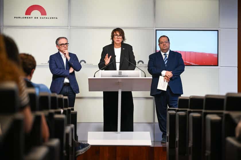 D'esquerra a dreta; Josep Maria Jové, Diana Riba i Joan Ignasi Elena anunciant el pas endavant en la defensa de drets al voltant del cas Pegasus.